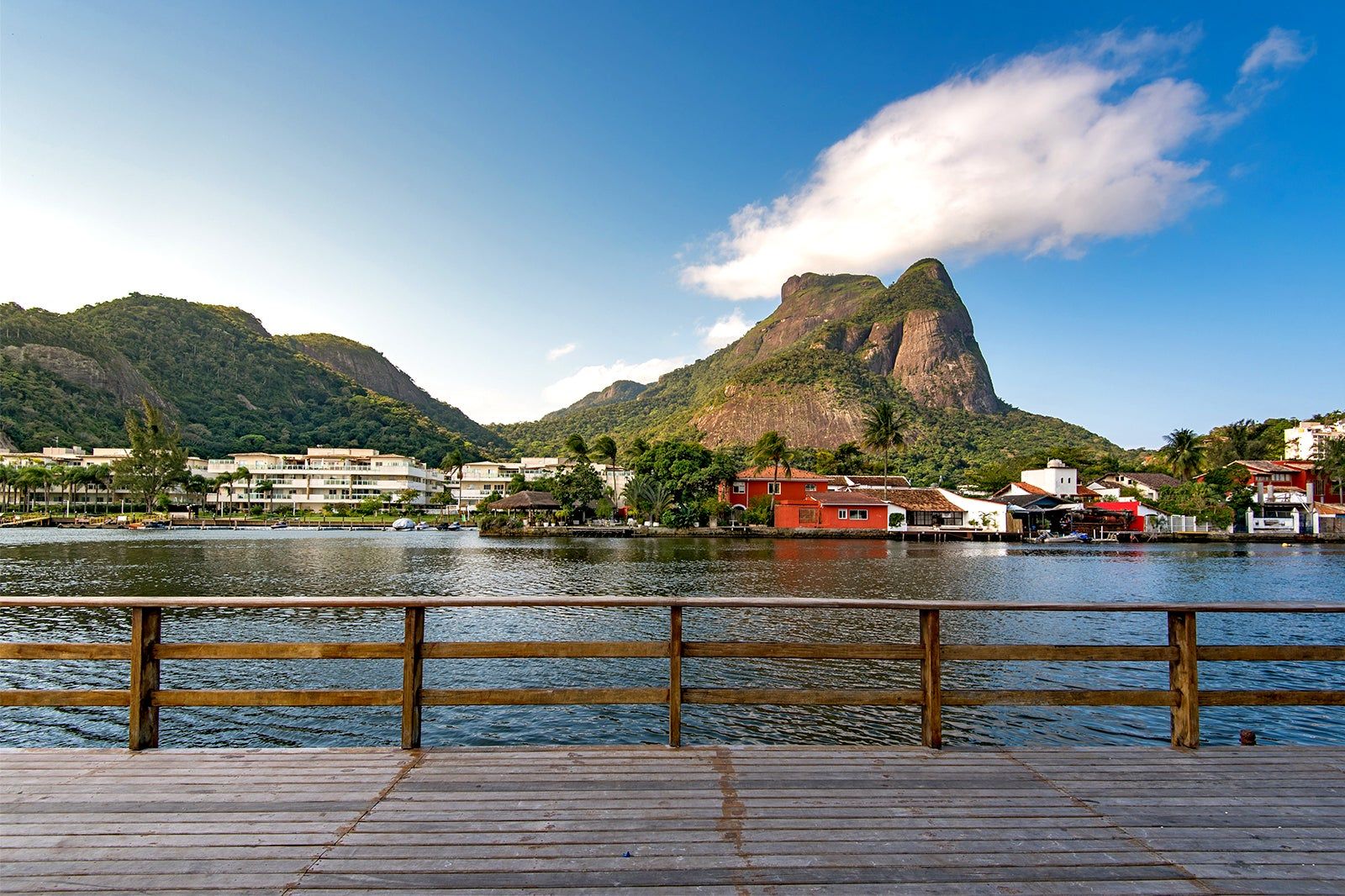 Lagoa da Barra da Tijuca com Pedra da Gávea ao fundo